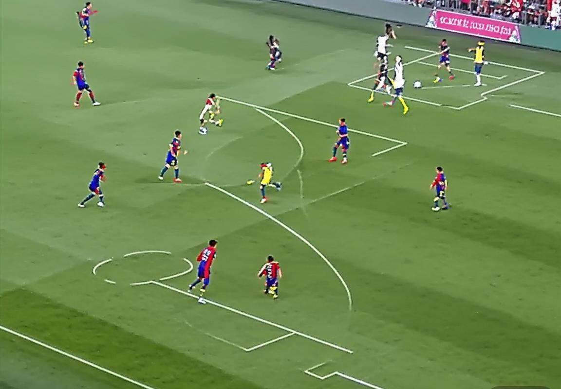 巴塞罗那vs埃瓦尔：技术流对决与梅西闪耀瞬间(图2)